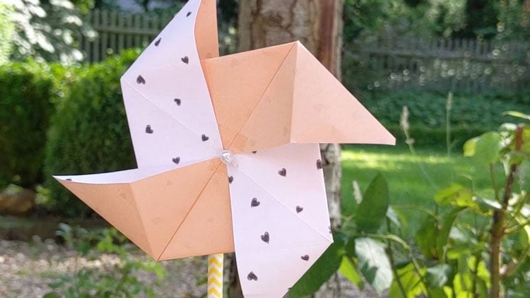 Windrad aus Origami Papier gefaltet.