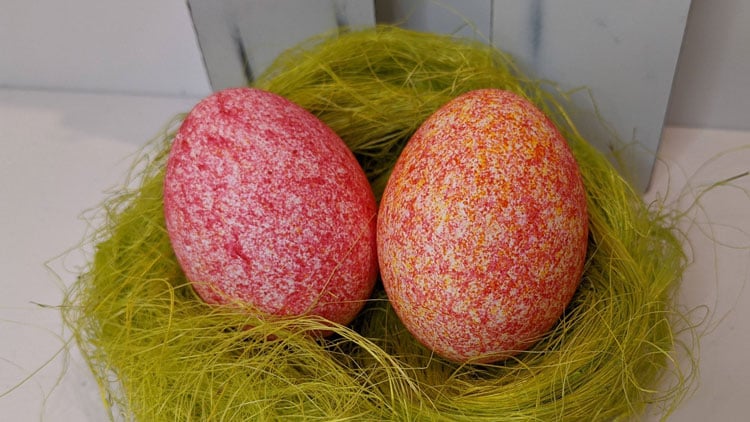 Ostereier mit Reis und Lebensmittelfarbe gefärbt.