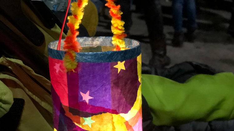 Laterne aus einer PET-Flasche gebastelt und mit Transparentpapier beklebt.