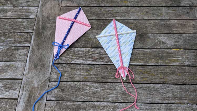 Fensterdekoration aus Strohhalmen und Origami-Papier gebastelt.