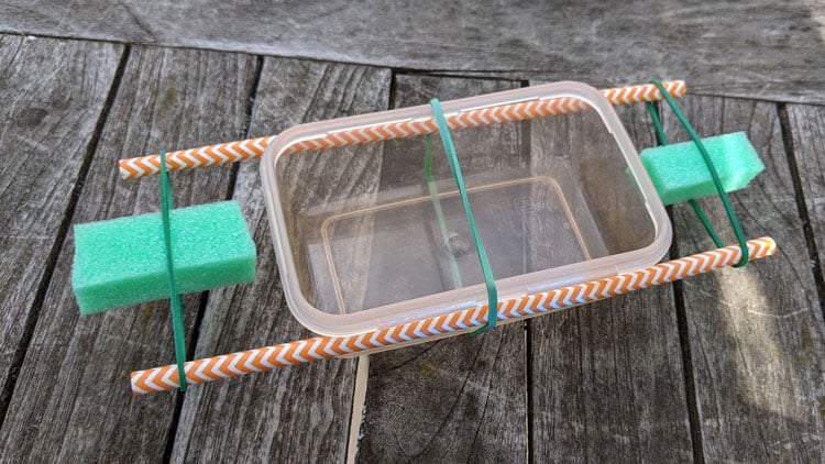 Paddelboot mit Schwimmnudel aus dem Betzold Onlineshop gebastelt.