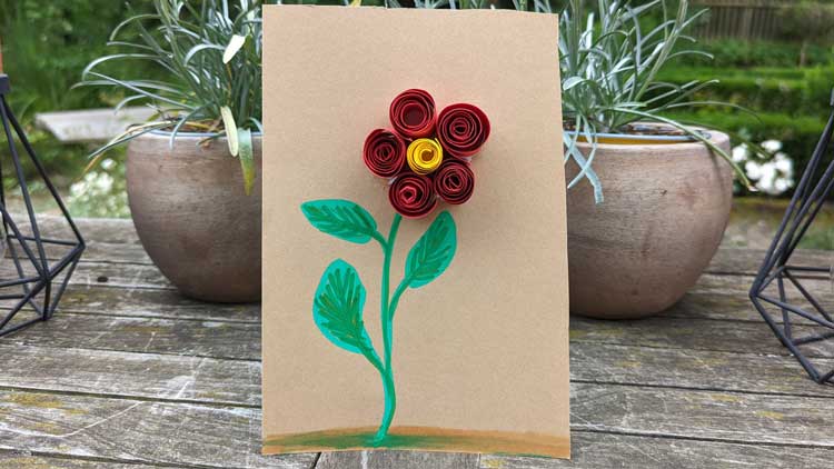 Aus Papierstreifen entsteht mit ein wenig Bastelkleber und feinmotorischem Geschick eine schöne Blume.