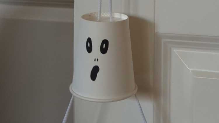 Schnelle Bastelidee für Halloween, ein Pappbecher und ein Stück Wolle lassen einen Pappbecher-Geist entstehen.