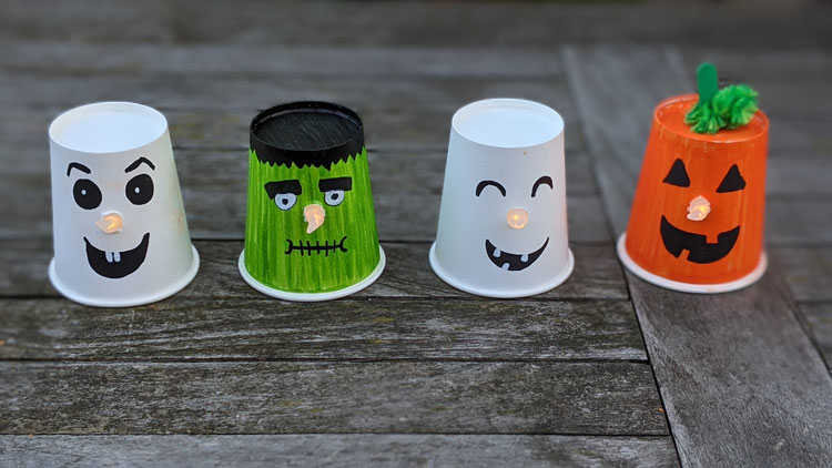Gruselige Teelichthalter mit Materialien aus dem Betzold Online-Shop gebastelt.