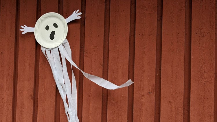 Geist aus Pappteller und Krepppapier aus dem Betzold Online-Shop gebastelt.