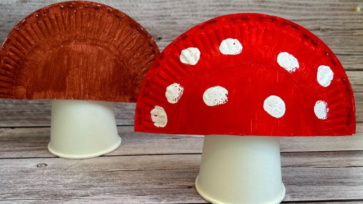 Schnell gebastelte Pilze aus Papptellern und Pappbechern.