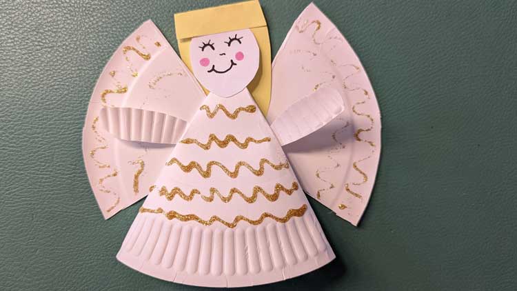 Schaukelfiguren wie zum Beispiel ein Engel lassen sich schnell aus einem Pappteller basteln.