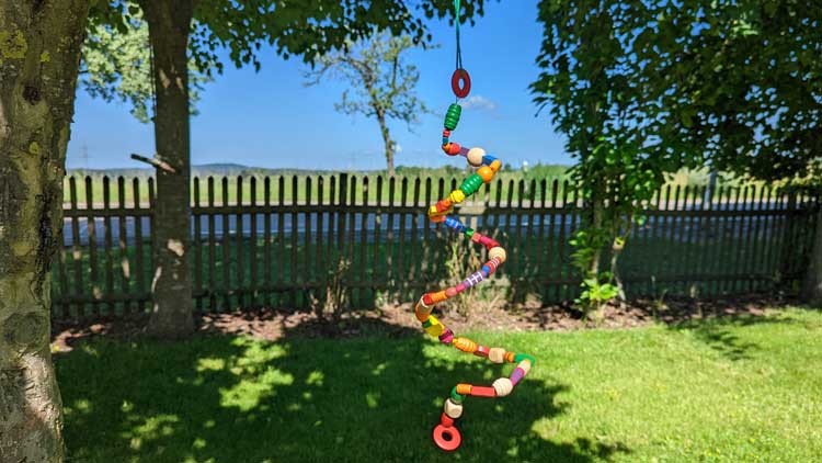Windspiele, zum Beispiel aus Perlen und Draht, sind eine schöne Deko für Garten oder Terrasse.