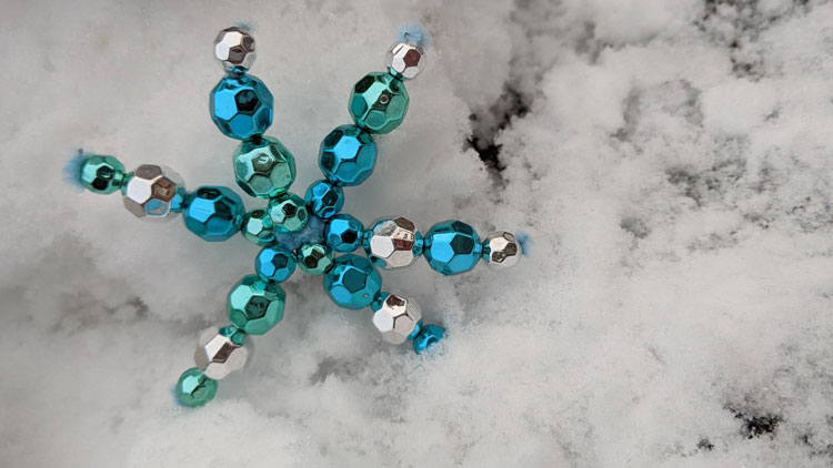 winterlicher dekorativer Anhänger Schneeflocke Eiskristall aus