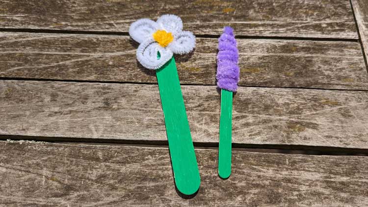Aus Holzstäbchen und Pfeifenputzern lässt sich schnell eine Blume basteln.