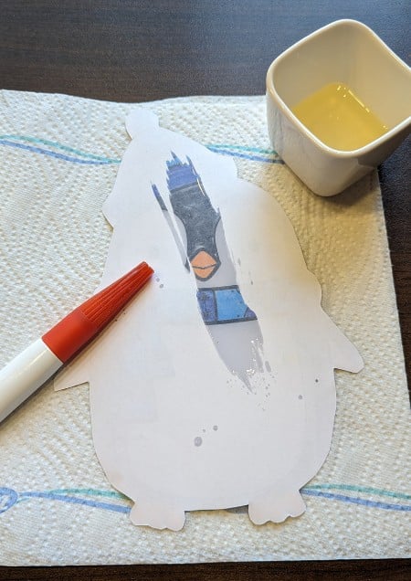 Mit einem Blatt Papier, Bunststiften und ein wenig Speiseöl entstehen schnell schöne Fensterbilder.