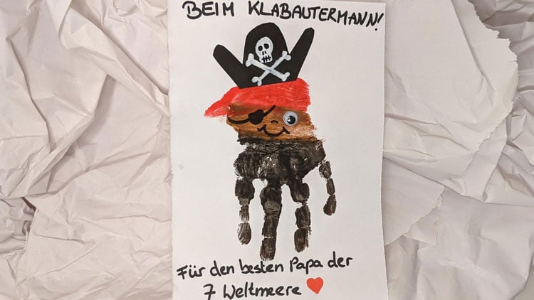 Vatertagskarte - Pirat - mit Fingerfarben aus dem Betzold Online-Shop gestaltet.