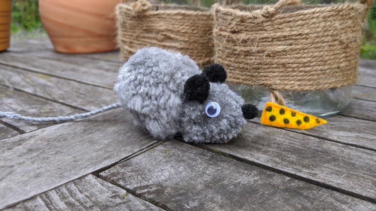 Pompon Maus mit Wolle von betzold.de gebastelt