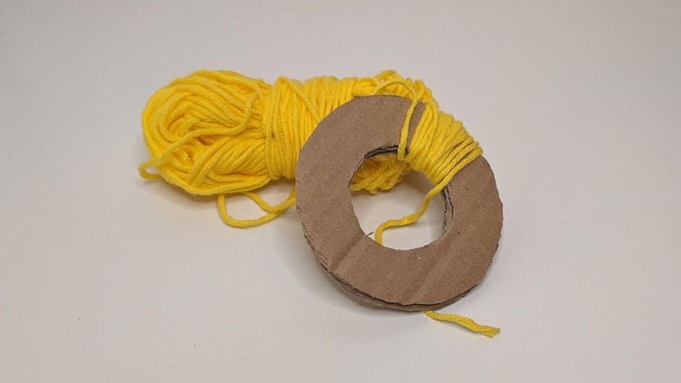 Pappringe mit Wolle aus dem Betzold Online-Shop umwickelt.