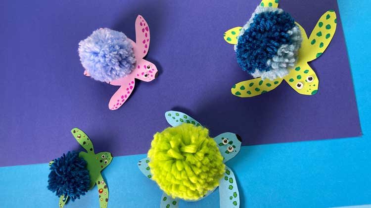 Aus Tonpapier und Wolle lässt sich in wenigen Schritten eine bunte Schildkröte basteln.