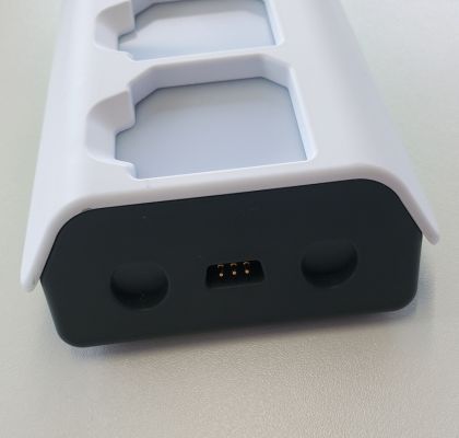 Seitenansicht der Programmierleiste mit Magnetanschluss für weitere Programmierleiste