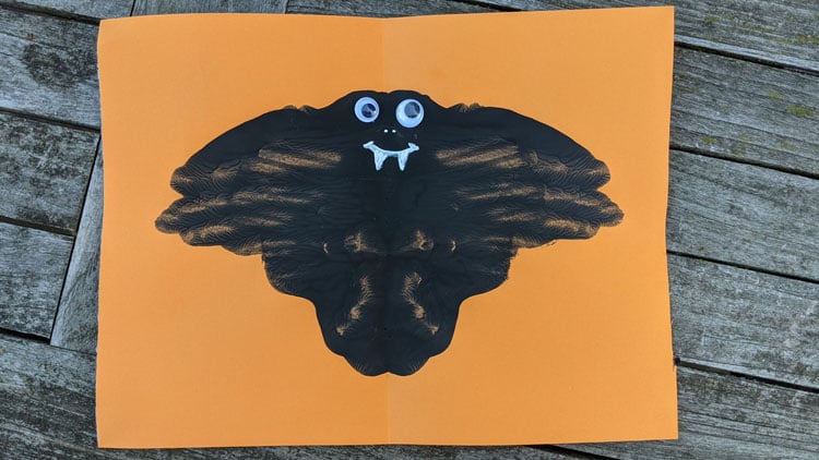 Fingerfarben-Bild Fledermaus mit Farben aus dem Betzold Online-Shop.