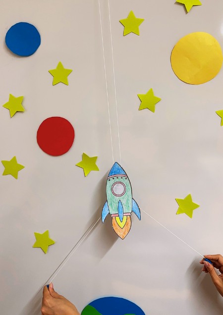 Aus Papier und Wolle entsteht eine Rakete, die man steigen lassen kann.