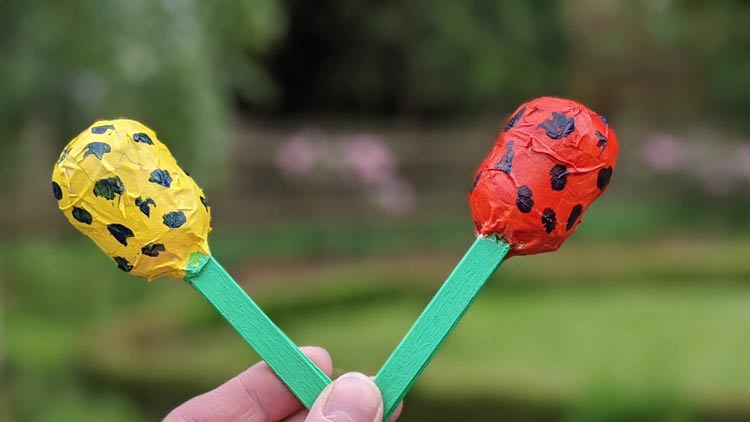 Bunte Rasseln selbstgebastelt