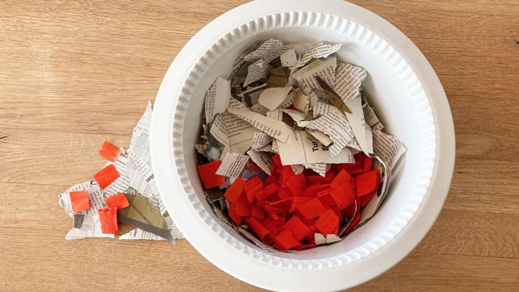 Papier in kleine Stücke reißen