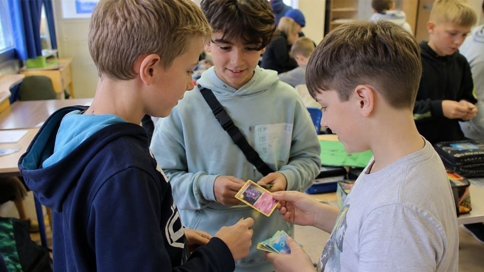 Schüler tauschen Sammelkarten 