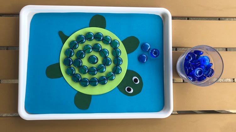 Legespiel ein neuer Panzer für die Schildkröte mit Muggelsteinen von betzold.de