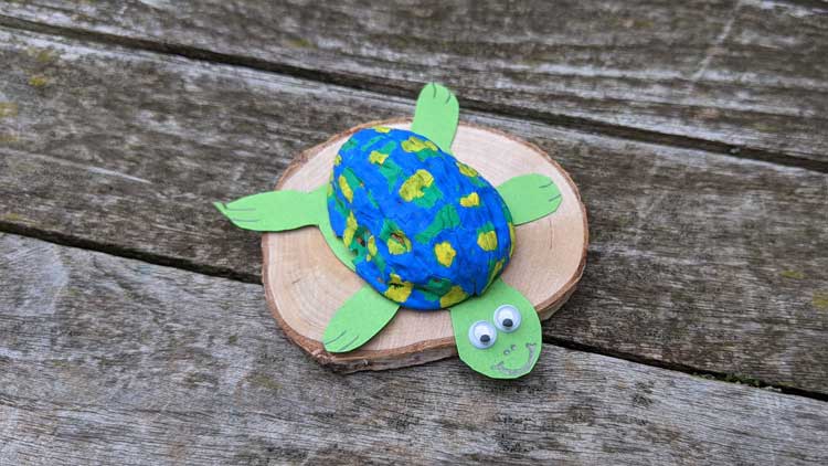 Schildkröte aus einer Walnuss und Moosgummi gebastelt.