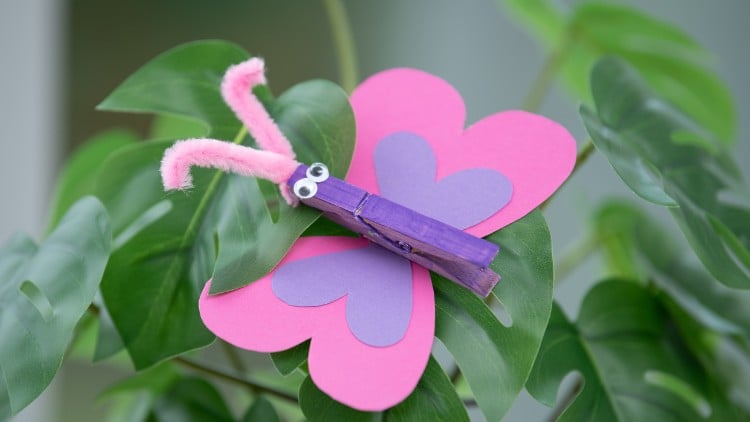 Ein Schmetterling kann ganz einfach aus einer Wäscheklammer gebastelt werden.