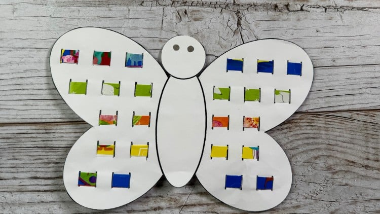 Mit der Download-Vorlage Schmetterling und ein paar Streifen Geschenkpapier entsteht schnell ein schöner Schmetterling.