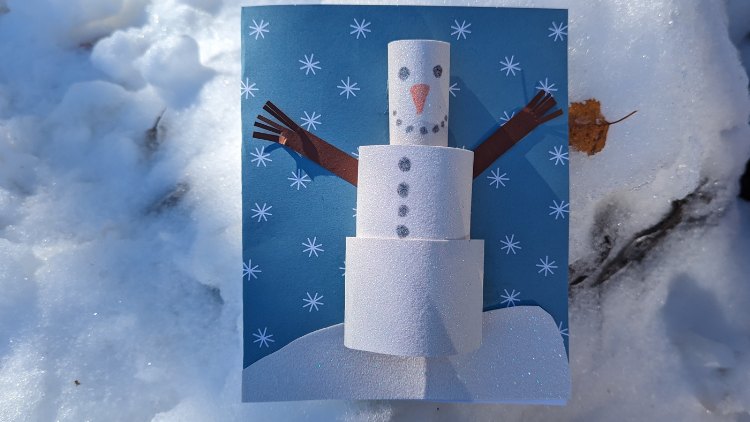 Winterliche Grußkarte mit einem Schneemann aus Glitzer-Tonpapier.