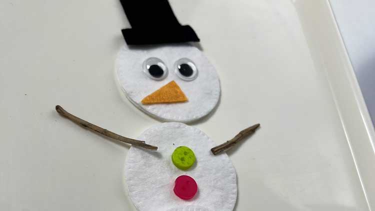 Ein Legebild trainiert bei Kindern die Motorik und die Kreativität, winterlich wird die Übung mit einem Schneemann als Motiv.