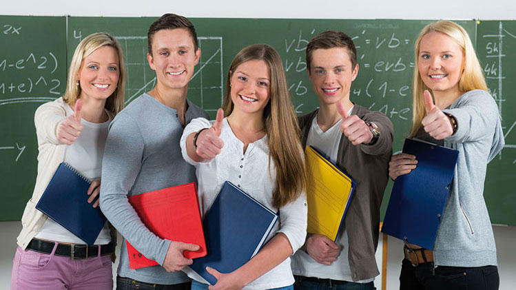 Schüler erhalten Zeugnis