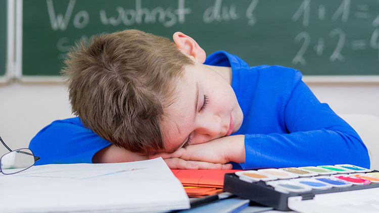 Schüler schläft in Schule