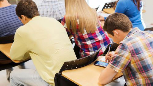 Schüler schaut auf Handy