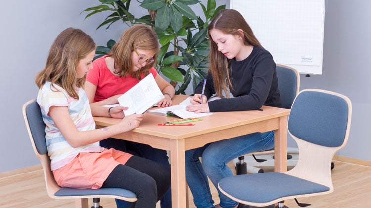 3 Mädchen lernen an einem Tisch