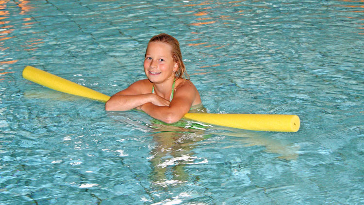 Kind mit Schwimmnudel