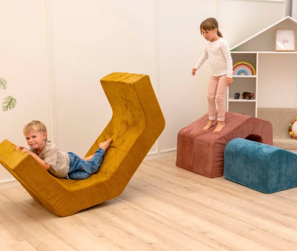 Kinder spielen mit Haus-Softbausteinen