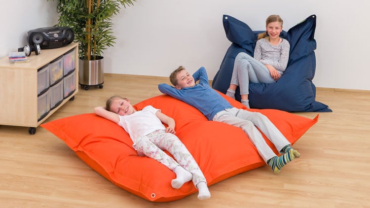 Kinder auf Sitzsäcken