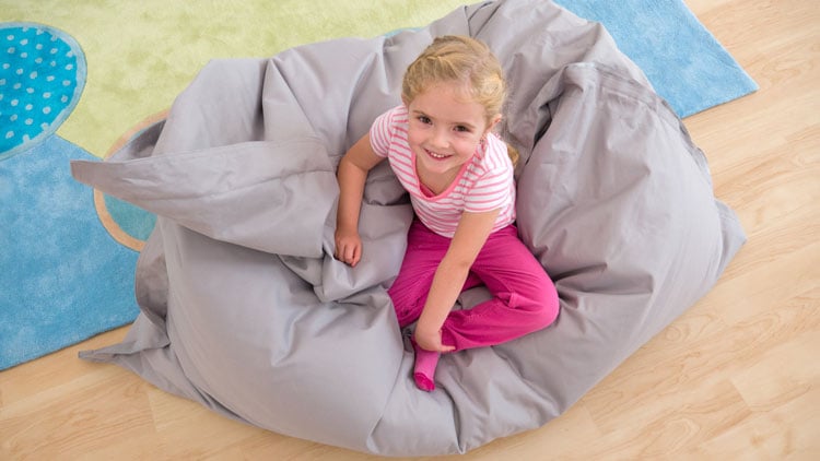 Kind auf Riesen-Sitzsack