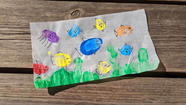Auf Transparentpapier kann man ebenfalls sehr gut Fingerstempeln - im Nu entstehen schöne Fensterbilder.