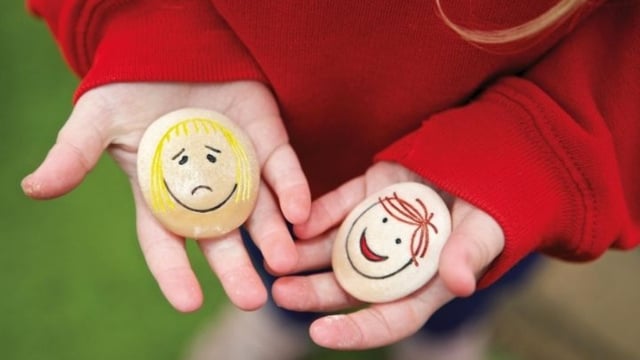 Ein Kind präsentiert zwei Gefühlssteine auf seinen offenen Handflächen