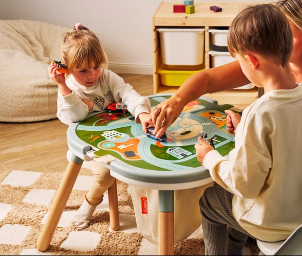 Kinder spielen an funzy Spieltisch
