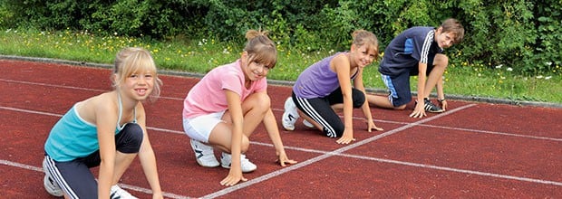 Schüler auf Rennbahn