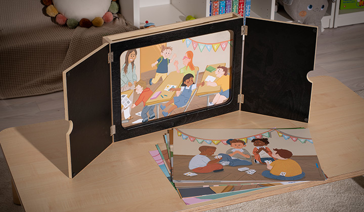 Kamishibai Erzähltheater mit Bildkarten auf einem Tisch