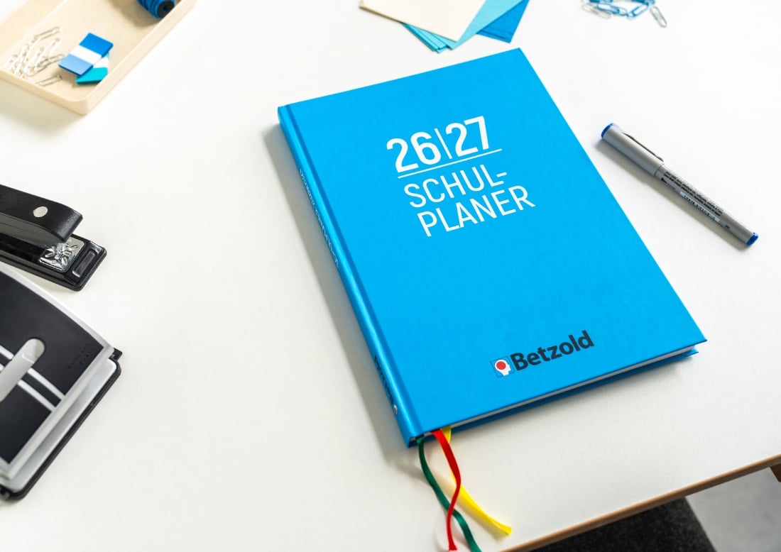 Standard Planer mit blauem Cover auf weißem Tisch