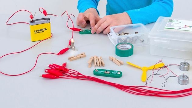 Stationenkiste Elektrizität Versuchsaufbau mit Glühbirne und Batterie