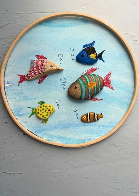 Fische aus bemalten Steinen gebastelt