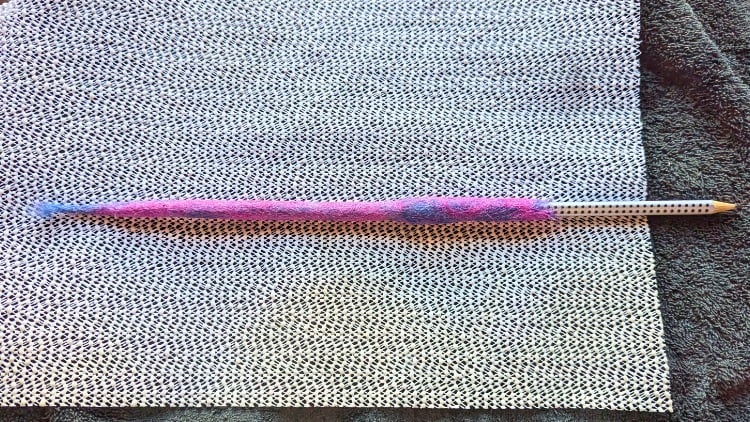 Mit Filzwolle umwicklter Stift