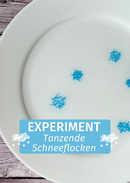 Schneeflocken, mit einem Whiteboardmarker gemalt, tanzen im Wasser.