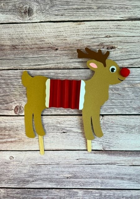 Rentier aus Tonpapier und Holzstäbchen gebastelt
